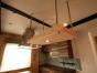 キッチン上部のオープン吊り棚：厚さ6cmの杉板無垢材