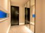 玄関の床材は300×600サイズの高級感溢れる仕様。シューズボックスの鏡で広がりも感じる