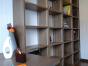 作り付けの棚は収納する本のサイズに合わせて棚板の移動が可能