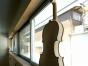 窓辺には製作途中のヴァイオリンが吊られていて、外から眺められるのもまた楽しい。